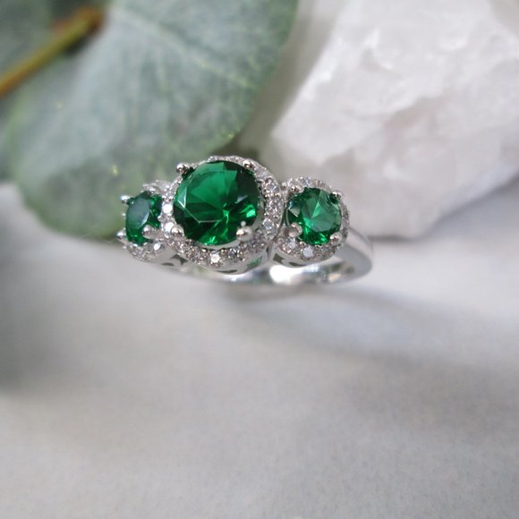 EMERALD 3 Stone 925 Sterling Ring>Halo Design>Sparkly Simulated Diamonds - Picture 7 of 7